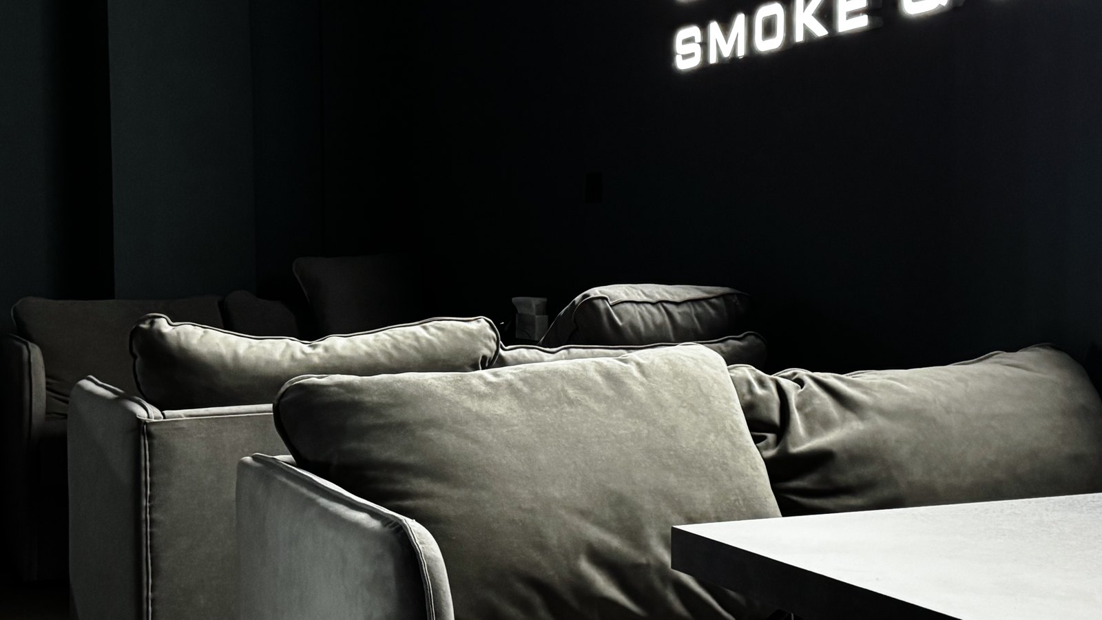 Места для компании в Youco Lounge